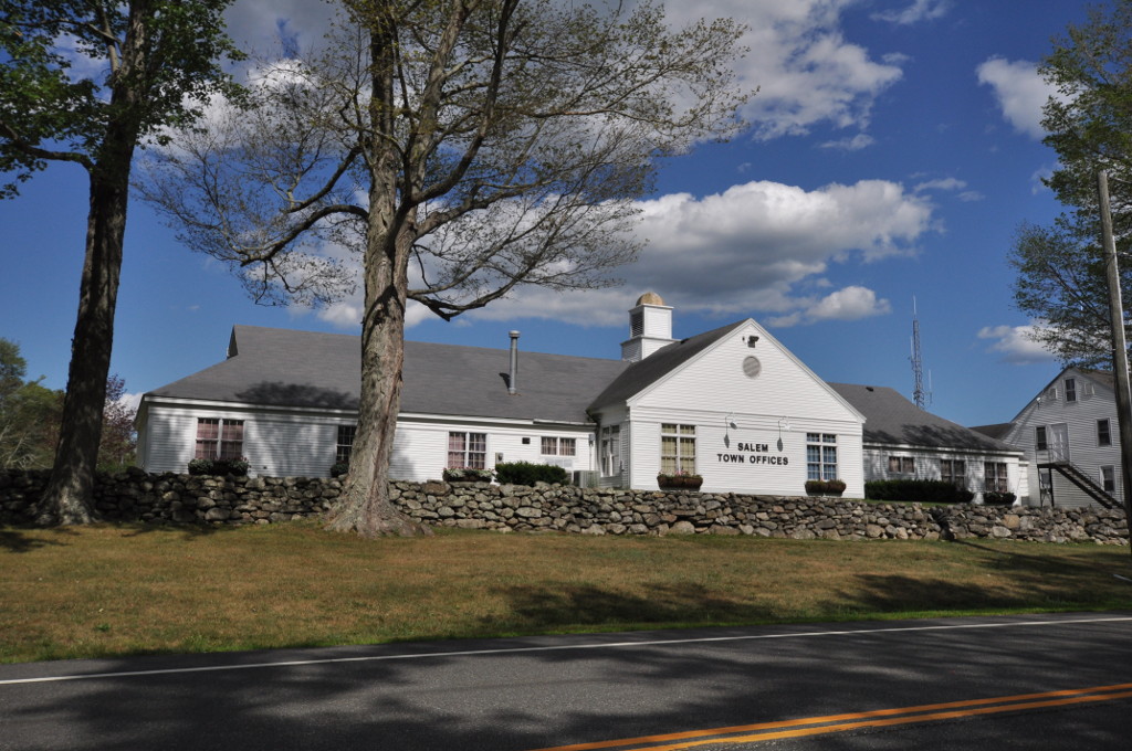 Archive/file photo: Salem municipal building, photographed 2016-07-19 17:29:51. Not a photograph of the activity described; consult the article for current meeting and service locations.